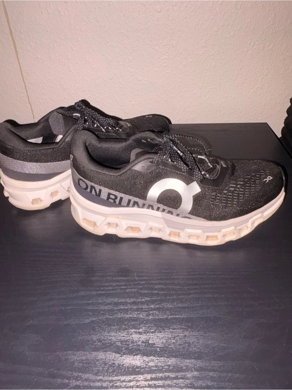 On Clouds monsters Black and White Cloud-style Sneakers